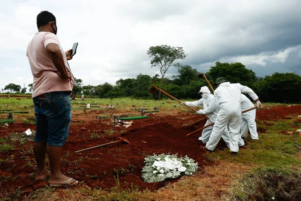 Telemarketing da morte: funerárias oferecem planos por telefone no RJ