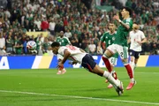 Jude Bellingham marca dois gols contra o México Jude Bellingham marca dois gols contra o México