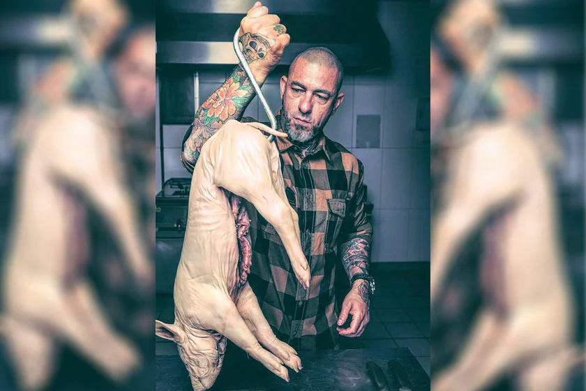 Em foto apenas de toalha, Fogaça mostra corpo repleto de tatuagens - imagem 5 Em foto apenas de toalha, Fogaça mostra corpo repleto de tatuagens - imagem 5