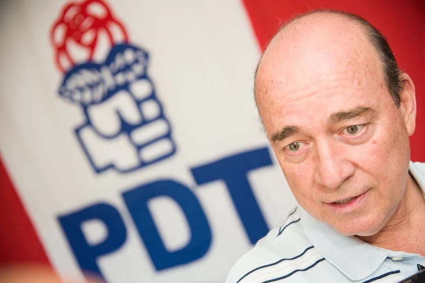 Peniel Pacheco (PDT) corre o risco de não concorrer ao Palácio do Buriti pelo fato do partido estar negociando com Eliana Pedrosa Peniel Pacheco (PDT) corre o risco de não concorrer ao Palácio do Buriti pelo fato do partido estar negociando com Eliana Pedrosa