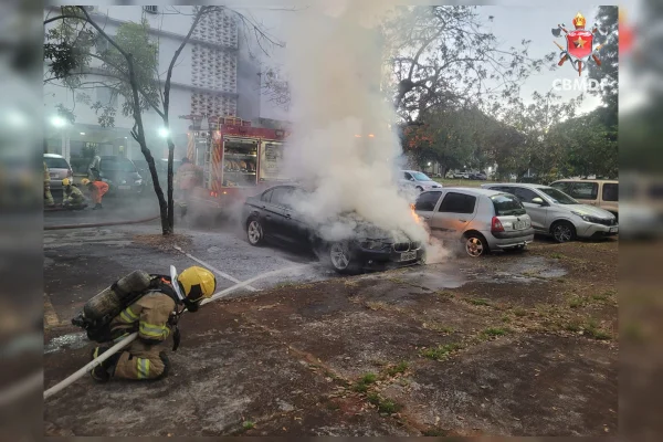 Carro de luxo pega fogo na Asa Sul e provoca fumaça intensa