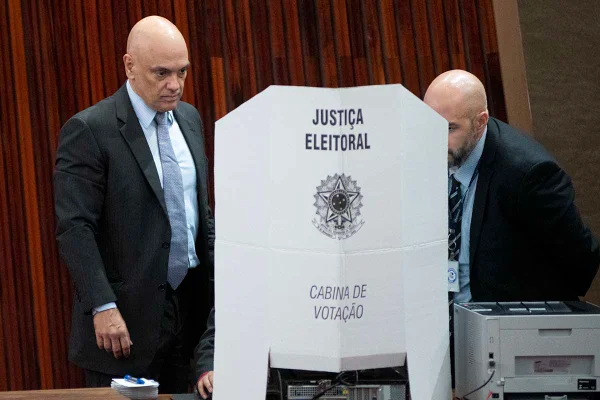 TSE lacra sistema das urnas alexandre de moraes
