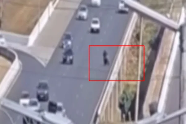 Imagens mostram pai com filho caindo de moto na Ponte Bragueto