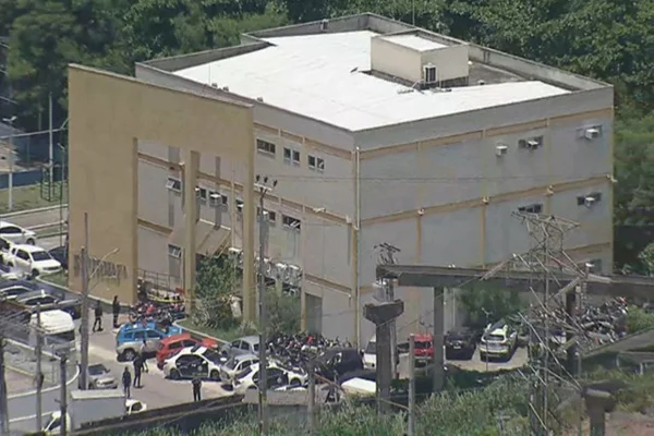 Imagem colorida de delegacia após troca de tiros