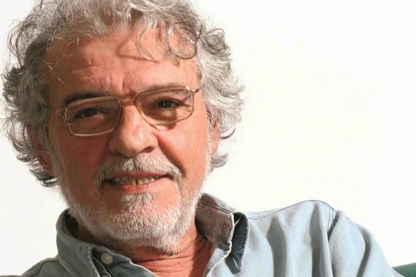 Em entrevista ao “Metrópoles”, Elifas Andreato relembra histórias de seus 50 anos de carreira