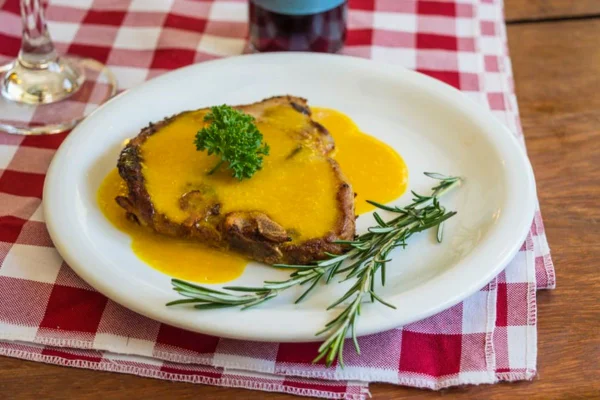 Bisteca de porco com laranja