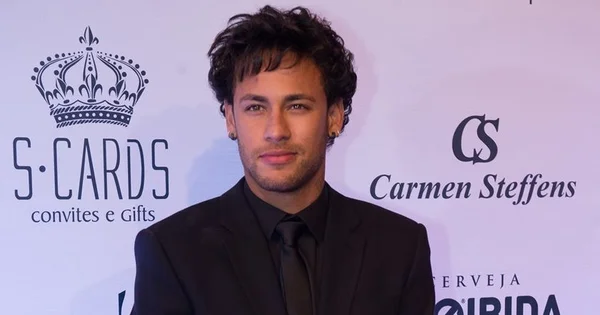 Depois de virar meme, Neymar muda corte de cabelo novamente