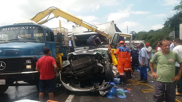 Acidente entre caminhões e carro deixa feridos e congestionamento na BR-324