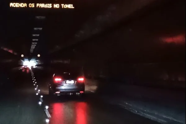 Imagem mostra carro em túnel às escuras - Metrópoles