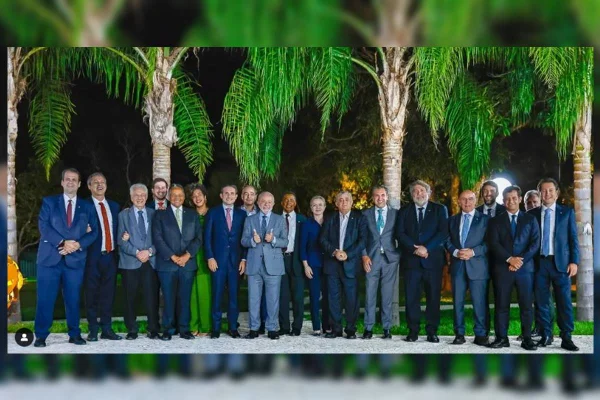 Imagem colorida do presidente Lula e ministra Gleisi Hoffmann com líderes políticos