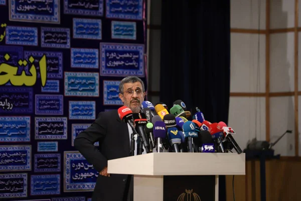 Imagem colorida mostra Mahmoud Ahmadinejad dando uma entrevista coletiva - Metrópoles
