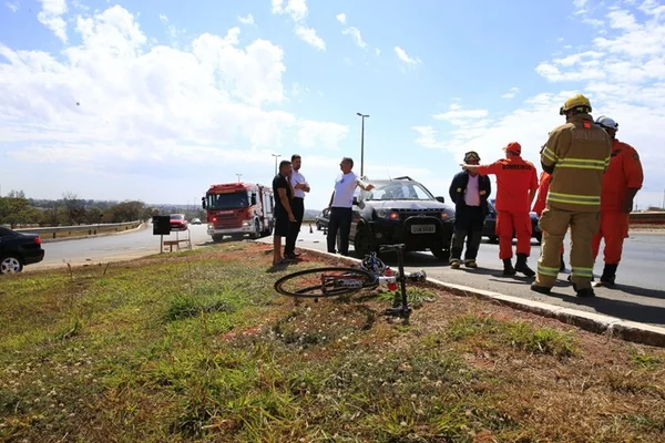 Ciclista de 36 anos fica ferido após colisão com um carro na Epia Sul