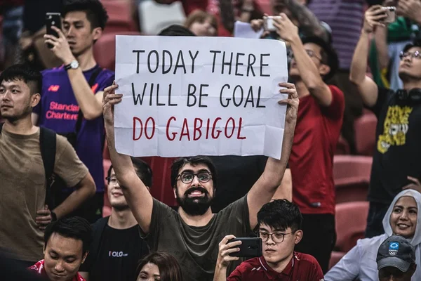 Plaquinha internacional: “Hoje tem gol do Gabigol” pela Seleção