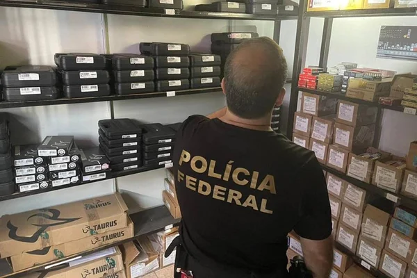 Foto colorida de operação da PF no Rio de Janeiro - Metrópoles