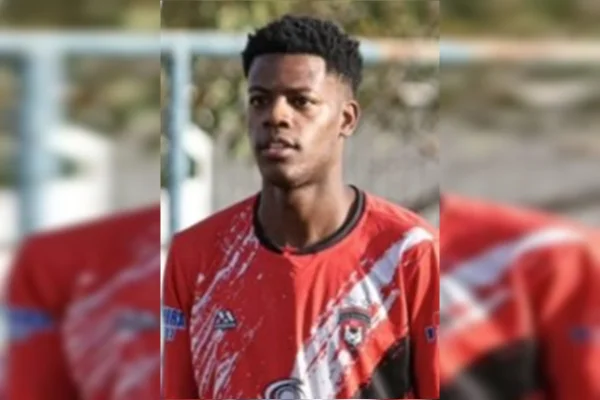 Jogador de futebol morre em acidente ao cair de moto e bater a cabeça