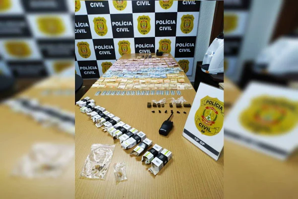 Suspeita de tráfico, mulher foge e soca policial do DF ao ser presa