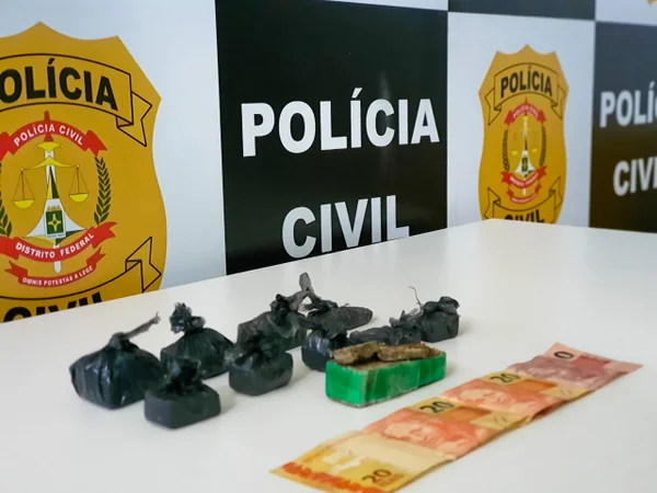 Polícia flagra homem traficando drogas na frente dos filhos e esposa