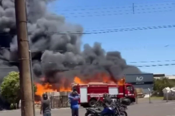 Imagem colorida mostra incêndio em fábrica de pneus em Assis. Metrópoles