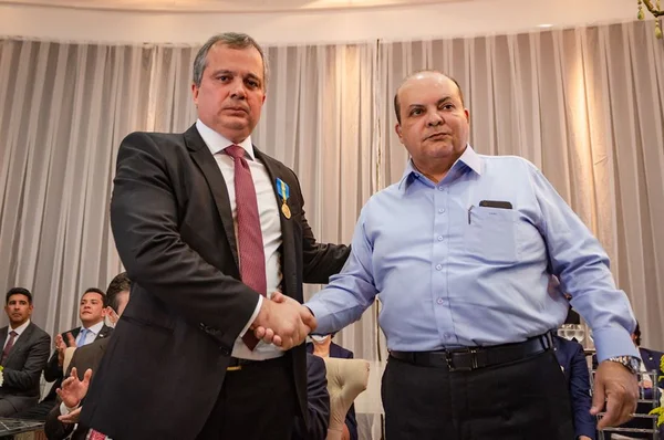Dois homens se cumprimentam