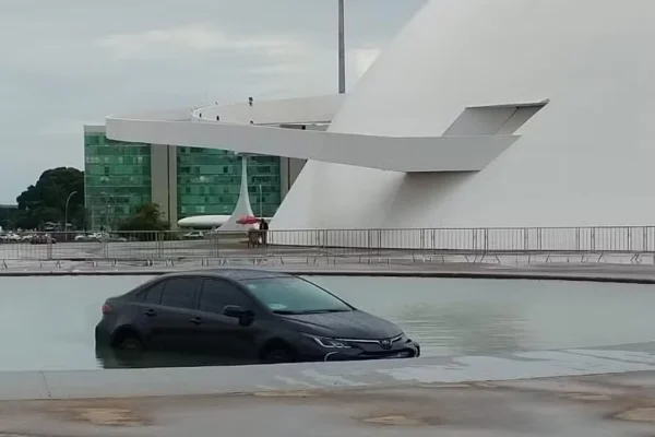 Chuva forte faz motorista cair em espelho d’água do Museu da República