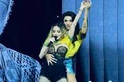 Madonna com Pabllo Vittar durante show em Copacabana
