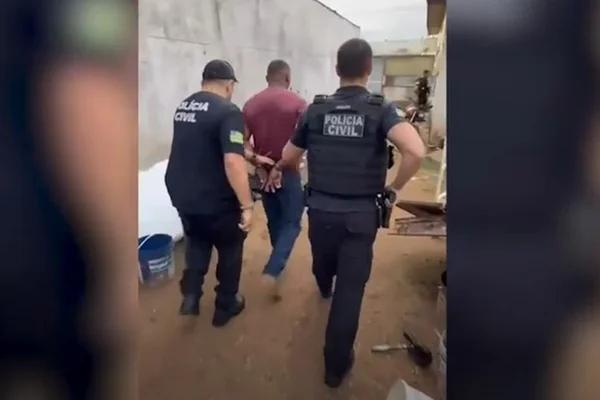Policiais e preso - Metrópoles