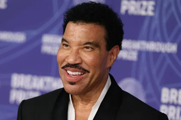 Fãs celebram alta de Lionel Richie após internação por problema cardíaco