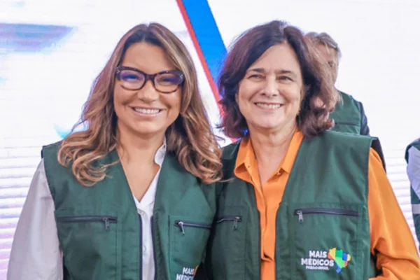 Foto colorida de Janja e Nísia Trindade, ministra da Saúde - Metrópoles