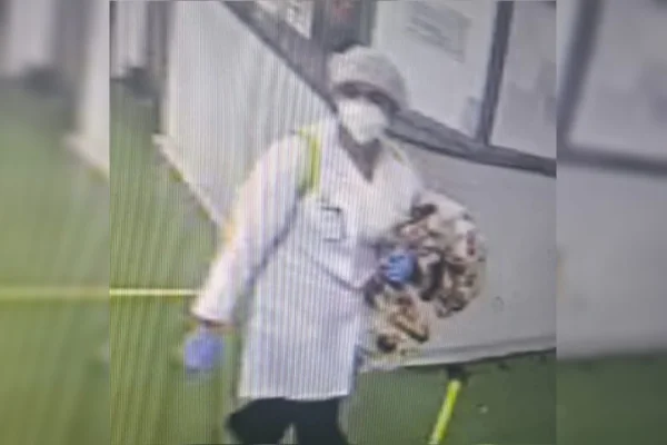 Foto de mulher de jaleco em hospital - Metrópoles