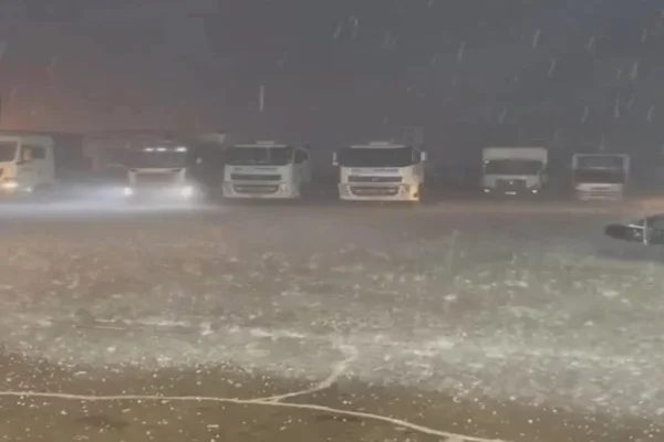 Imagem coloirda de chuva de granizo no RS - Metrópoles