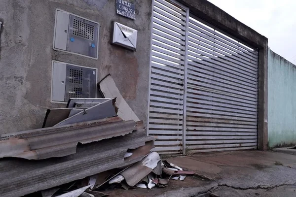 Temporal causa prejuízos e destelhamentos em 30 casas de Samambaia