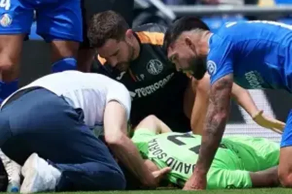 David Soria, do Getafe, ficou desacordado por alguns minutos após choque com adversário - Metrópoles