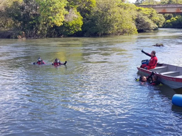 Mulher que se jogou de ponte é encontrada com vida por pescadores