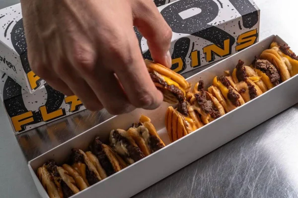 Flat coins burgers dentro de caixa