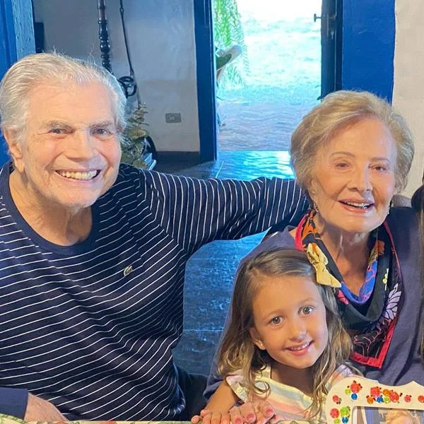 Neta mostra as últimas fotos de Tarcísio Meira e Gloria Menezes juntos