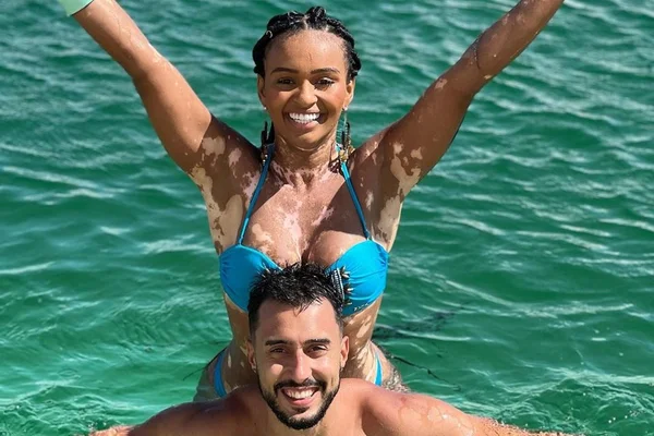 Natália Deodato e Breno Tótoli posam sorridentes para fotos durante uma viagem - Metrópoles