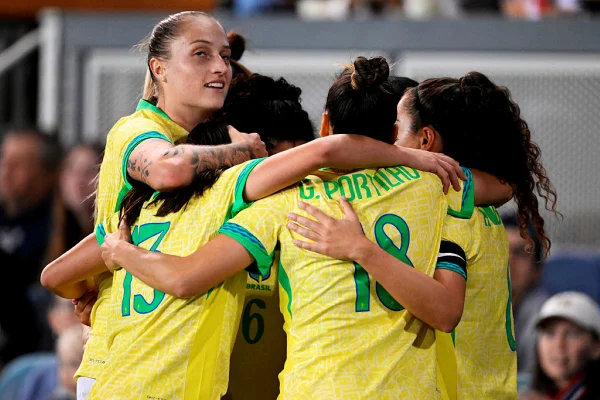 Imagem mostra jogadoras do Brasil se abraçando - Metrópoles