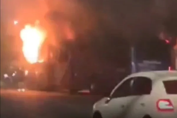 Imagem colorida de ônibus incendiado em protesto contra mortes em confronto com a PM