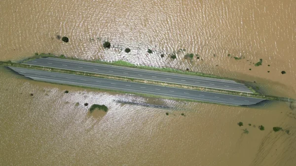 parte de pista alagada após chuvas em sc - metrópoles