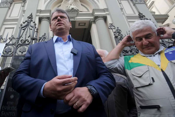 candidato ao governo de São Paulo, Tarcísio de Freitas (Republicanos) e o candidato ao senado Marcos Pontes (PL), fazem caminhada com apoiadores em são paulo