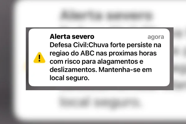 Imagens coloridas mostram mensagem de texto para celular com alerta severo sobre chuvas na Grande São Paulo