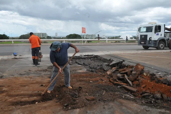 Novacap faz interdição para tapar buraco na Rodoviária do Plano
