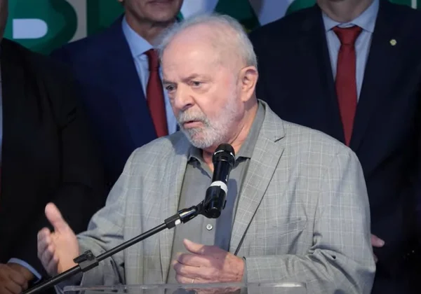 O presidente eleito Lula anuncia no CCBB os últimos dezesseis ministros para compor seu governo. Ele fala diante de um púlpito cercado de autoridades e políticos - Metrópoles