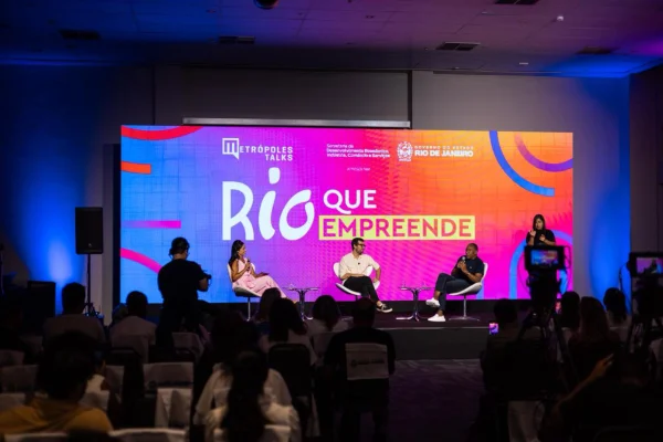 Fotografia colorida mostranbdo um homem e duas mulheres em painel de live-Metrópoles