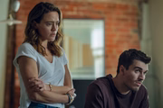 Sophie Robertson como Saskia e Corey Mylchreest como Matheo em Refém, da Netflix