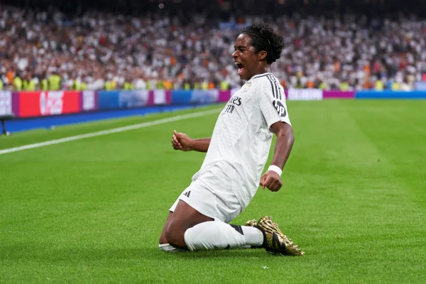 Foto colorida de ENdrick marcando gol - Metrópoles