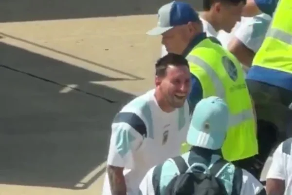 Messi cai na gargalhada ao ser revistado no Aeroporto de Miami