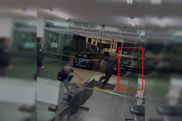 Mulher trans faz barraco em delegacia do DF e pega celular de agente