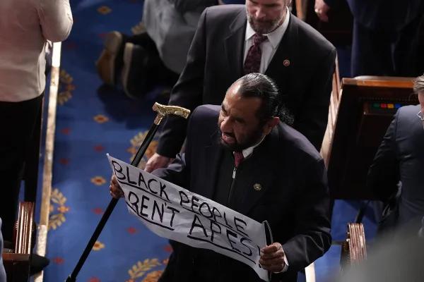 Deputado democrata é expulso de discurso de Trump por protestar contra racismo