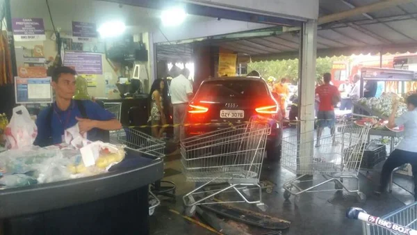 Idosa perde controle do veículo e invade supermercado no Lago Sul